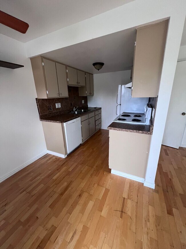 Building Photo - MOVE IN SPECIAL 2 Bed 2 Bath Townhome in L...
