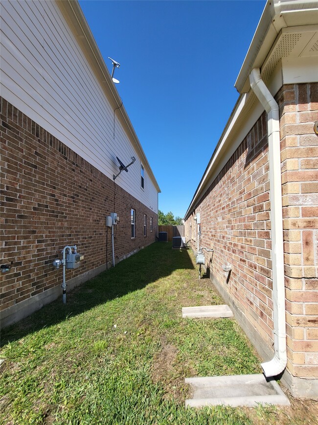 Building Photo - 14802 Fir Knoll Way
