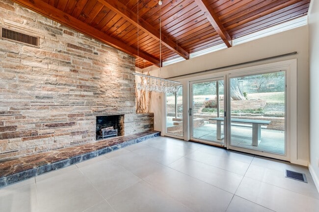 Building Photo - 524 N Manus Dr