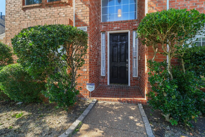 Building Photo - 2209 Micarta Dr