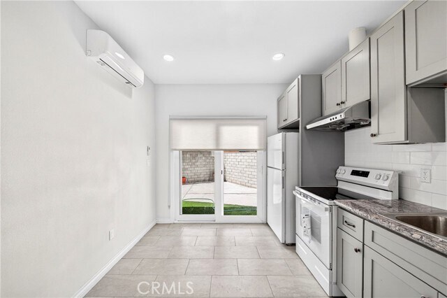 Building Photo - 525 W Woodcrest Ave