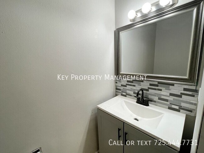Building Photo - MODERN 2 BED, 1.5 BATH TOWNHOME LOCATED IN...