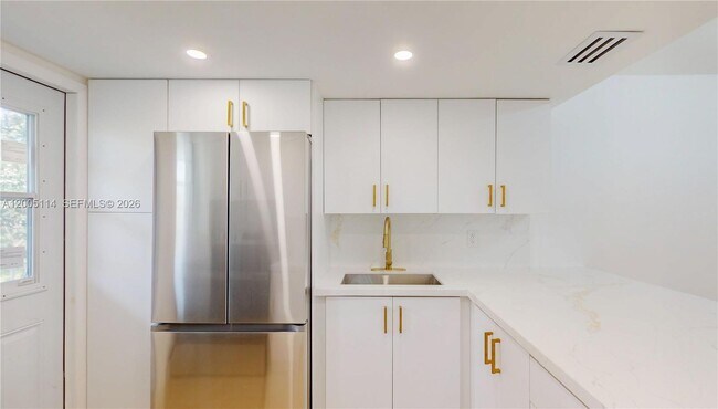 Building Photo - 1333 E Hallandale Beach Blvd