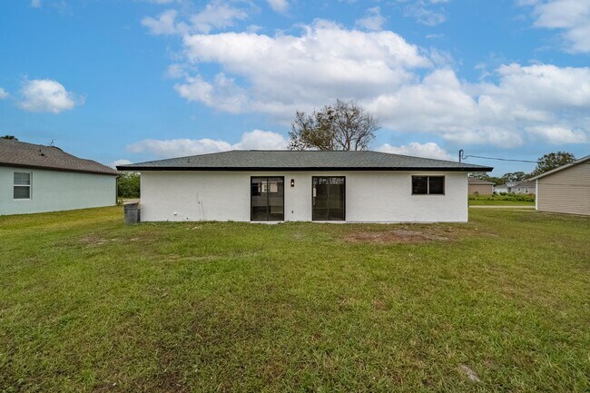 Building Photo - 50% off the first month's rent -Charming Palm Bay Retreat - Perfect for Relaxation and Entertainm...