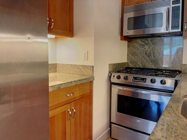 Building Photo - Modern 2 Bed, 1.5 Bath + Parking - Alamo S...