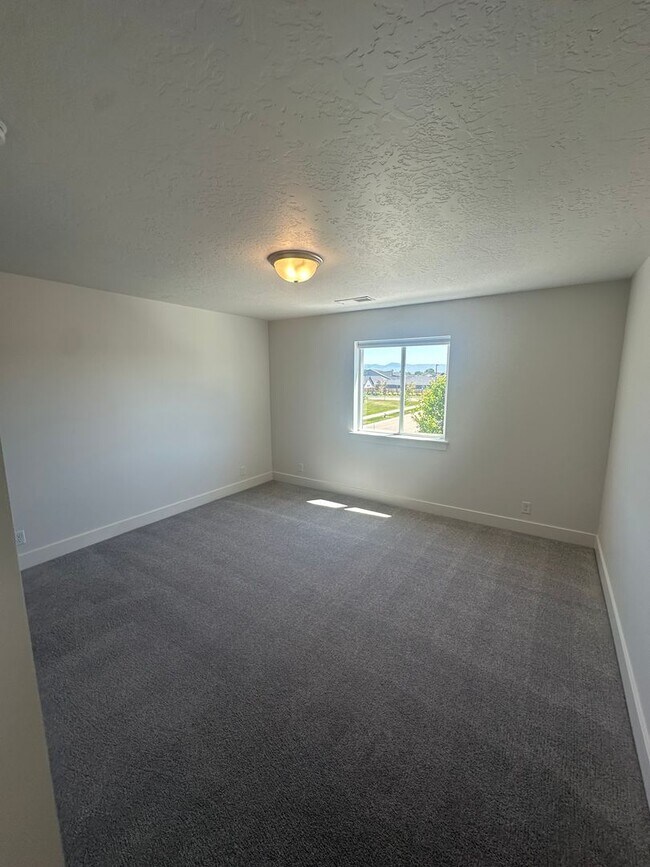 Building Photo - Open House - 12-2pm Saturday January 17, 2026 (Immediate Move In-Short term lease) $300.00 per mo...