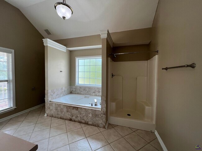 Building Photo - 206 Meyers Lake Dr