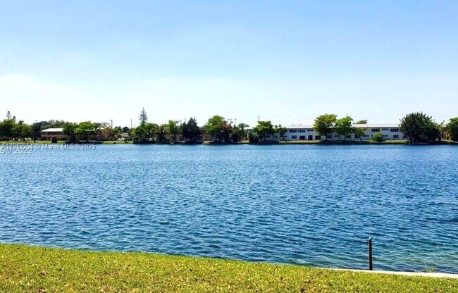 Building Photo - 18900 NE 3rd Ct