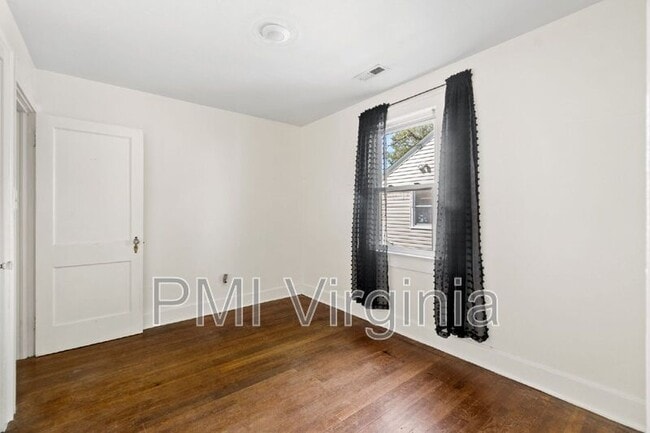 Building Photo - 858 W 47th St