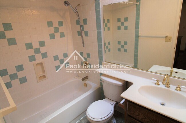 Building Photo - Spacious Foothill Farms 3bd/2ba Duplex with 2 Car Garage