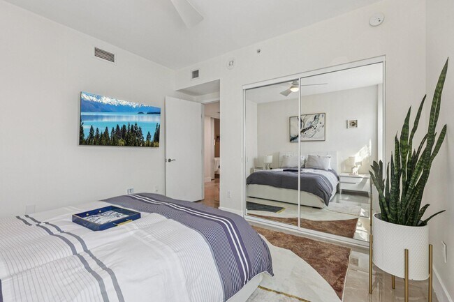 Building Photo - 2640 Lake Shore Dr