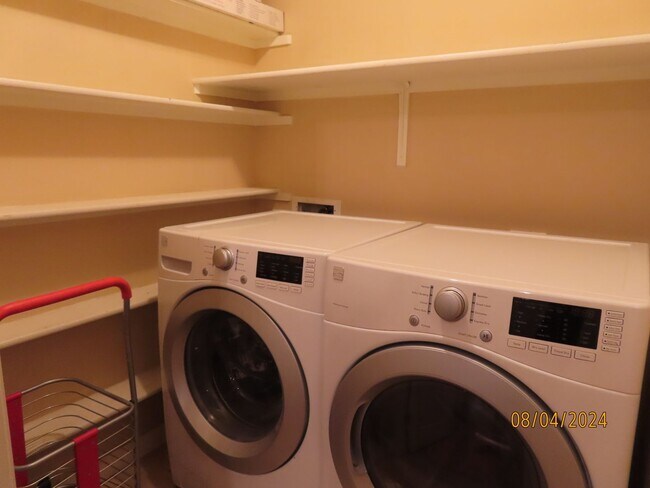 Building Photo - Charming 1-Bedroom 1-Bath Condo in Biltmore Area