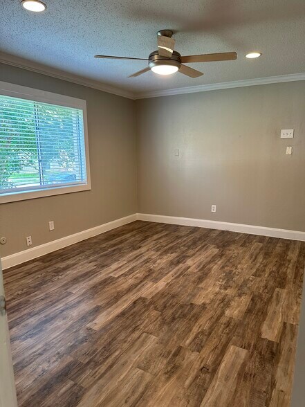 Building Photo - 2109 Cedarcrest Dr