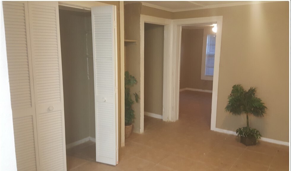 Building Photo - 1935 W Walnut St