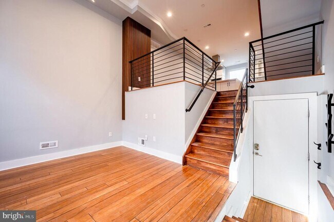 Building Photo - 605 McClellan St