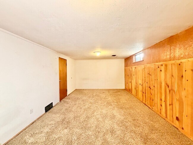 Building Photo - DEC RENT FREE FOR A LEASE STARTING BY NOV 15TH! - BRICK HOME WITH FINISHED BASEMENT