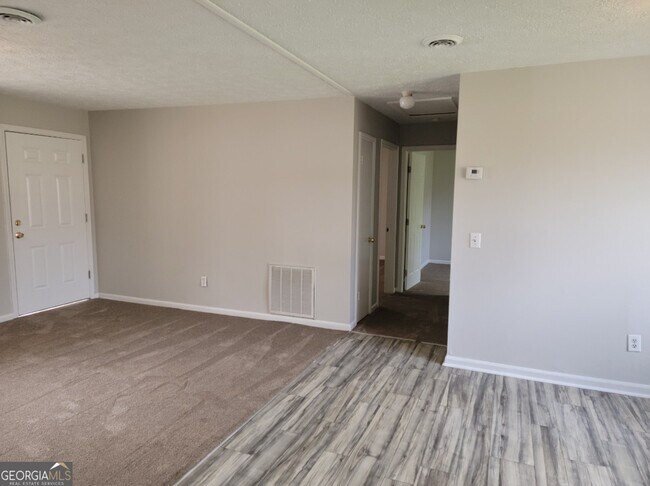 Building Photo - 15 Greenview Dr