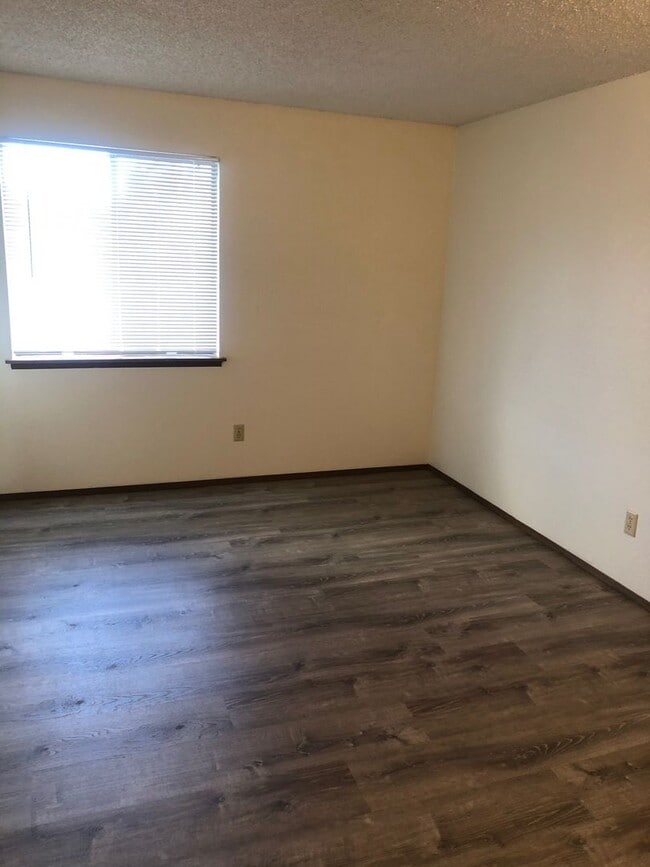 Building Photo - 2 Bed/1 Bath, 1000 SqFt, Utilities Pd, Fireplace, Vaulted Ceilings, More!