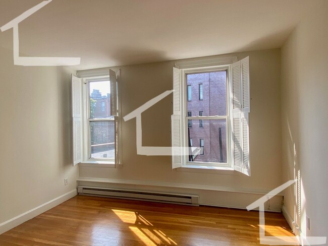 Building Photo - Spacious One Bed Right In Kenmore