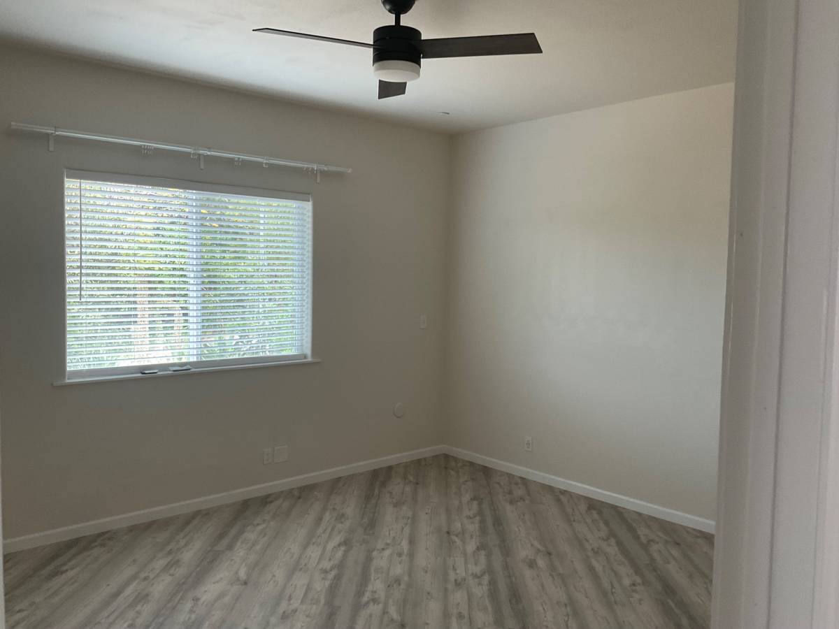 Building Photo - 9427 Vista Dr