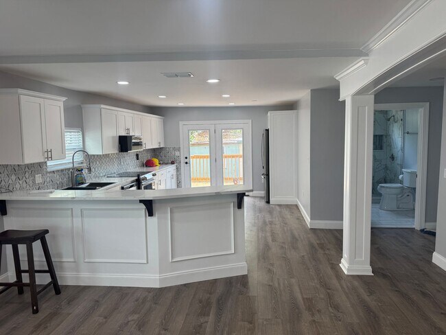 Building Photo - Large 4 bedroom West Tampa Bungalow