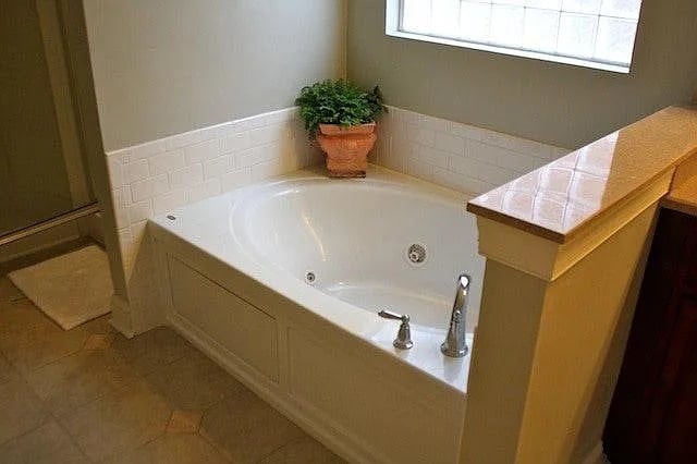 Jacuzzi Tub and Walk-in Shower in Master Bathroom - 1305 Westvale Dr