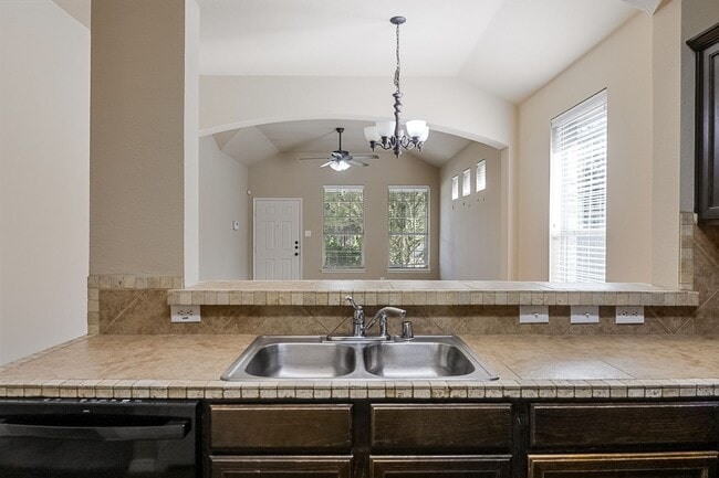 Building Photo - Available Now! Nice 3 Bedroom Townhouse lo...