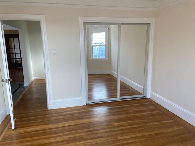 Building Photo - Classic & Timeless Parkside Home 3BD / 2.5BA