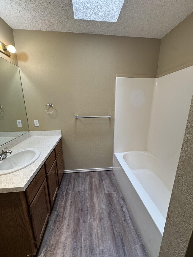 Building Photo - 6118 8th Dr