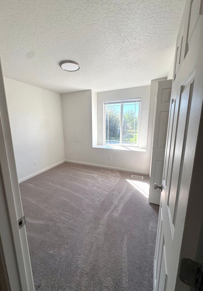 Building Photo - Spacious 5-Bedroom Home in Prime Nampa Location