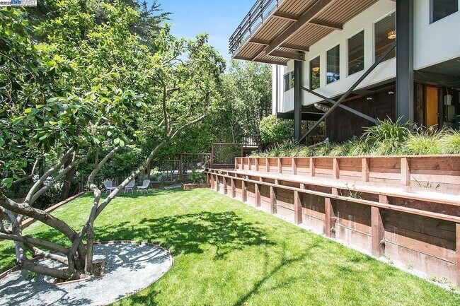 Building Photo - 6624 Saroni Dr