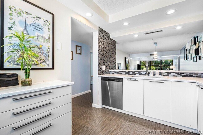 Building Photo - 6121 Balboa Cir