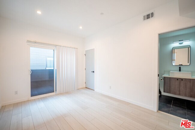 Building Photo - 246 N Dillon St