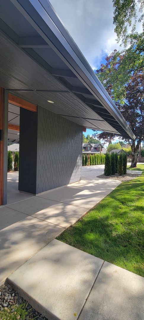 Building Photo - 720 SW Tera Dr