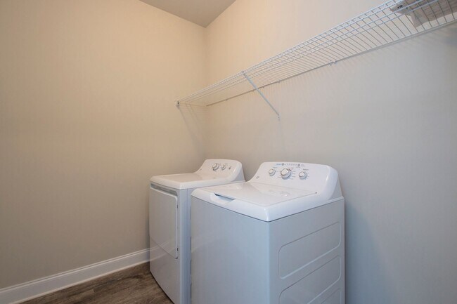 Building Photo - Move in special