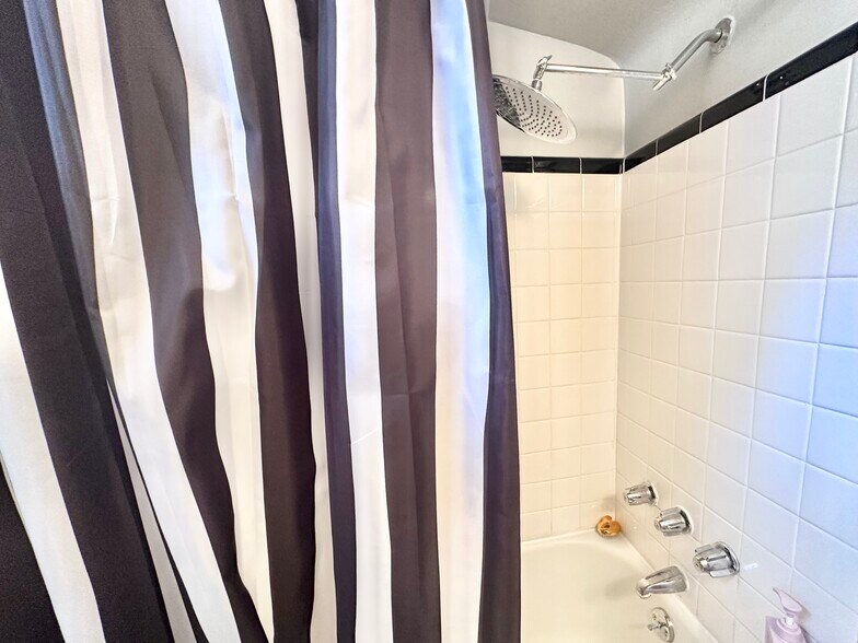 Building Photo - 2630 N 67th St