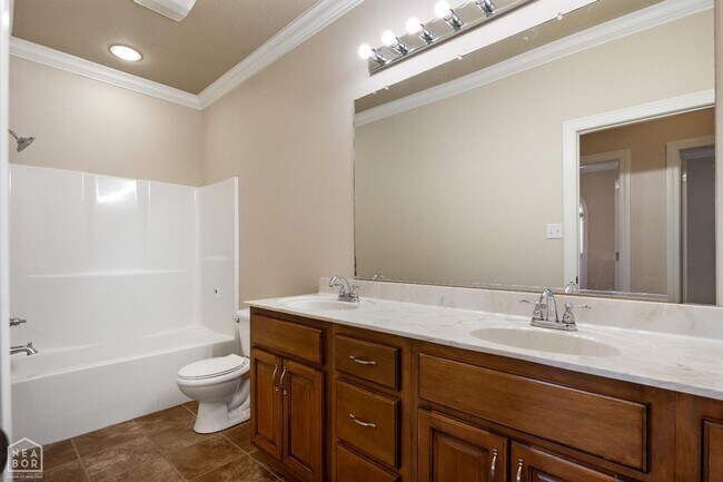 Building Photo - 4801 Lochmoor Cir
