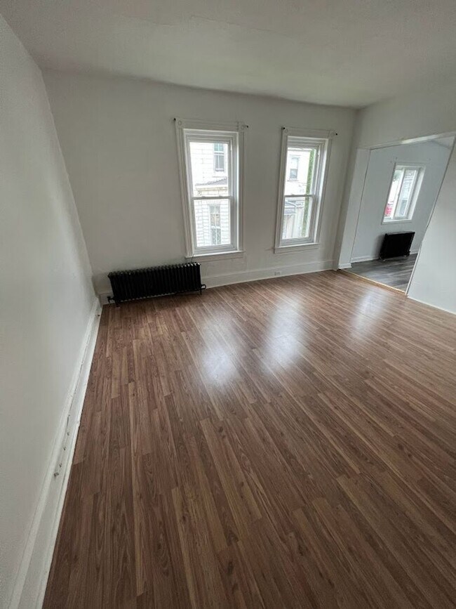 Building Photo - Spacious 4/5 Bedroom Home