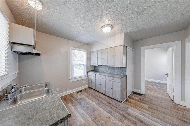 Building Photo - 1106 S Reisner St
