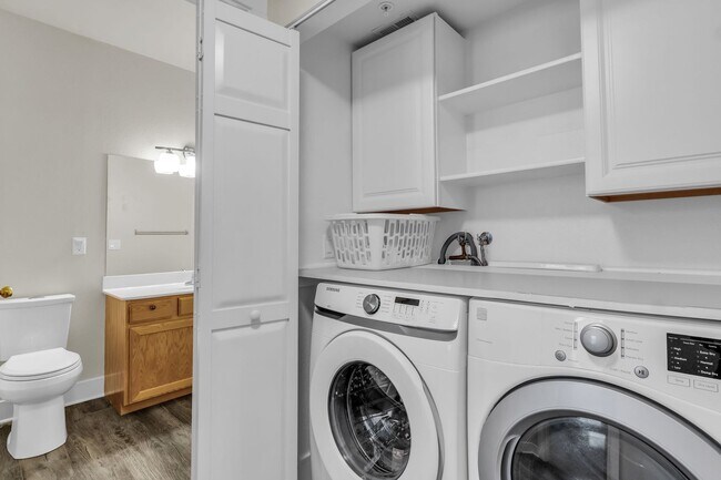 Building Photo - 8381 Meadowview Ct