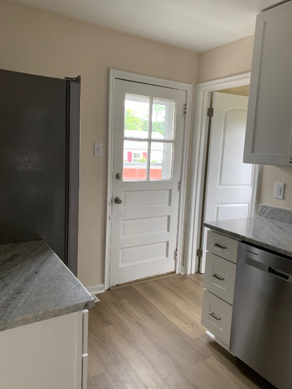 Building Photo - 631 Willow Dr