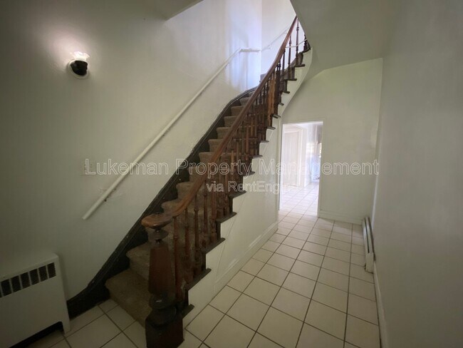 Building Photo - 431 W Vine St