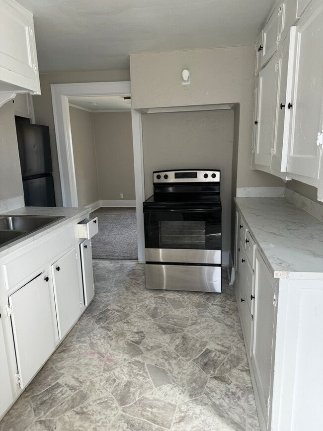 Building Photo - 3 BR, 1 BA off Fontenelle Blvd