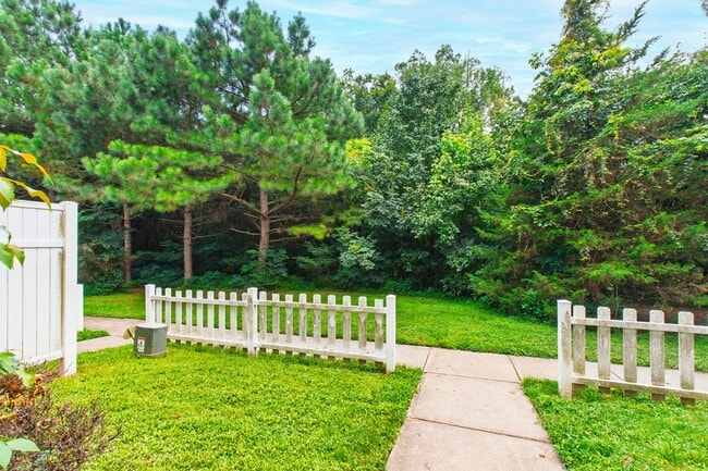 Building Photo - Beautifully Updated 3-Bedroom Townhome Nea...