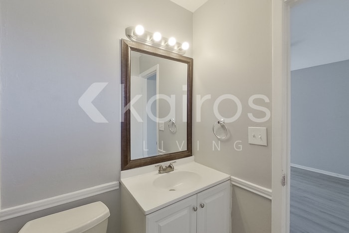 Building Photo - 350 E Davis Cir