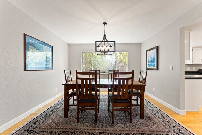 Building Photo - Fully Furnished Modern Home With Great Location