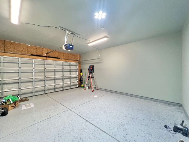 Building Photo - SPACIOUS 3 BEDROOMS!
