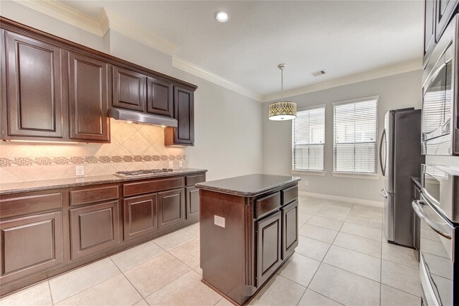 Building Photo - 11623 Royal Oaks Crossing