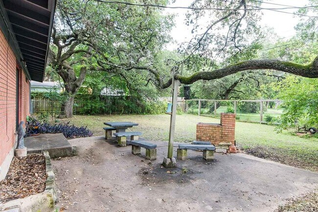 Building Photo - 1207 Fieldcrest Dr