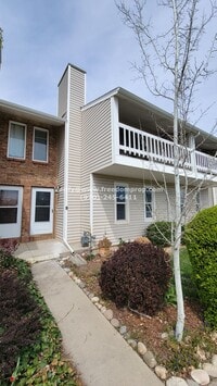 Building Photo - Conveniently Located 2+ Bedroom 2.5 Bath C...